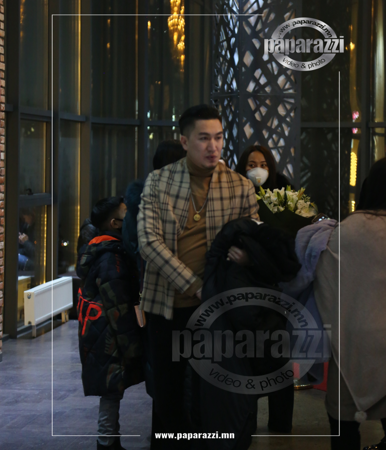 Photo paparazzi ••• ​  Жүжигчин Н.Мөнхсоёл саяхнаас шинэ амрагаа олны дунд дагуулж явах болжээ...