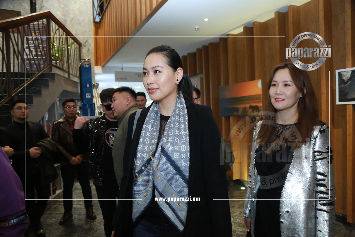 Photo paparazzi ••• 40 дөхөж яваа дөрвөн хүүхдийн үзэсгэлэнт ээж