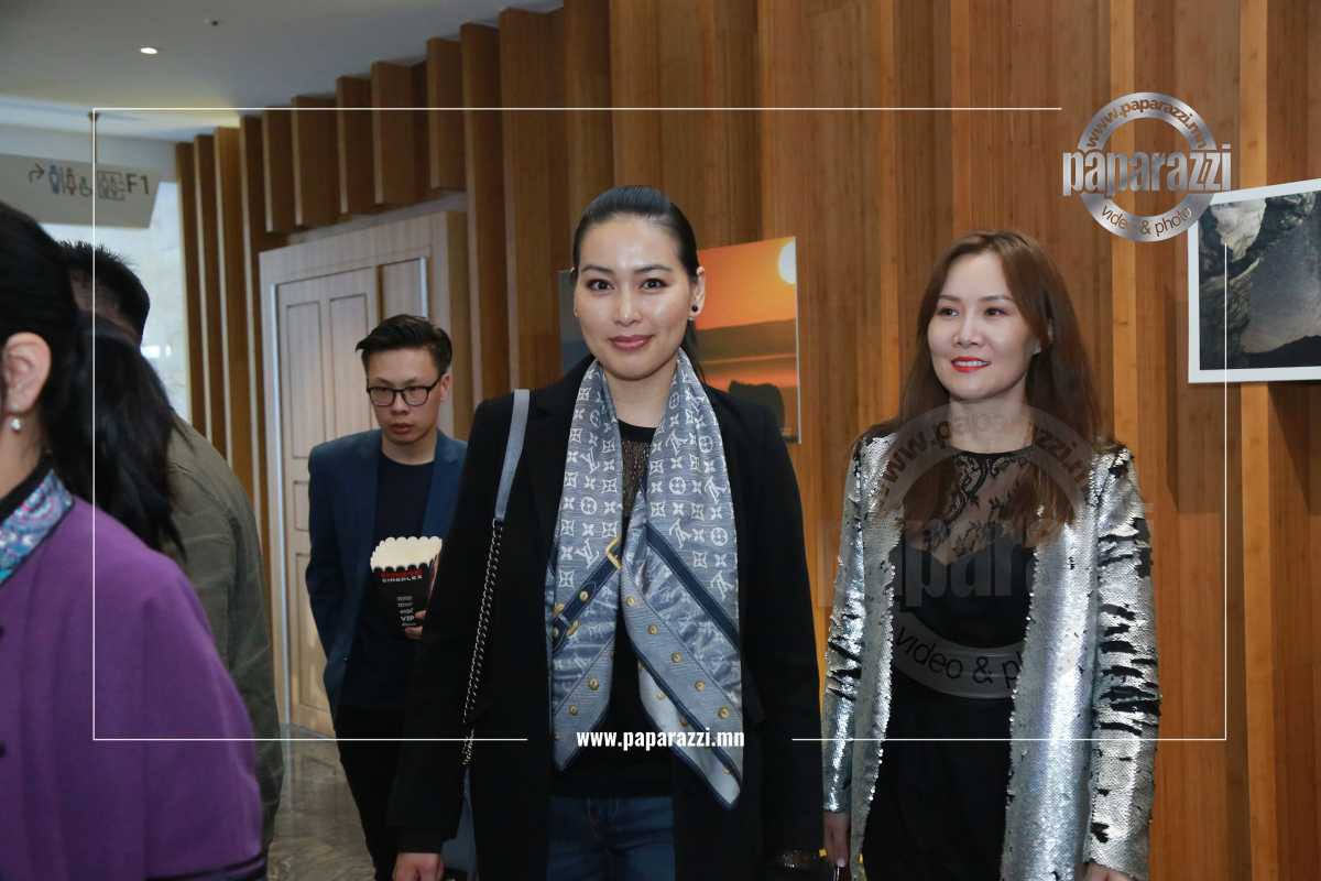 Photo paparazzi ••• 40 дөхөж яваа дөрвөн хүүхдийн үзэсгэлэнт ээж