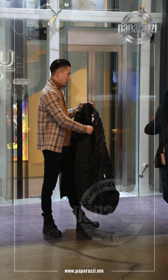 Photo paparazzi ••• ​  Жүжигчин Н.Мөнхсоёл саяхнаас шинэ амрагаа олны дунд дагуулж явах болжээ...