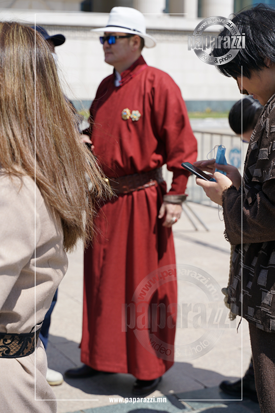 Photo paparazzi ••• М.Түвшинхүү : Би театртаа чин үнэнч хүн.  Үр хүүхдүүд маань аавыгаа “Театр хэмээх ариун сүмд үнэнч хүн байсан шүү” гэж бахархаж, дурсаарай гэж хүсдэг