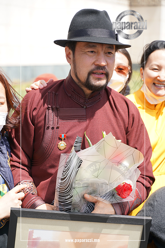 Photo Paparazzi•••УДЭТ-ийн жүжигчин Сугарын БОЛД-ЭРДЭНЭ Монгол Улсын гавьяат жүжигчин цолоор энгэрээ мялаалаа