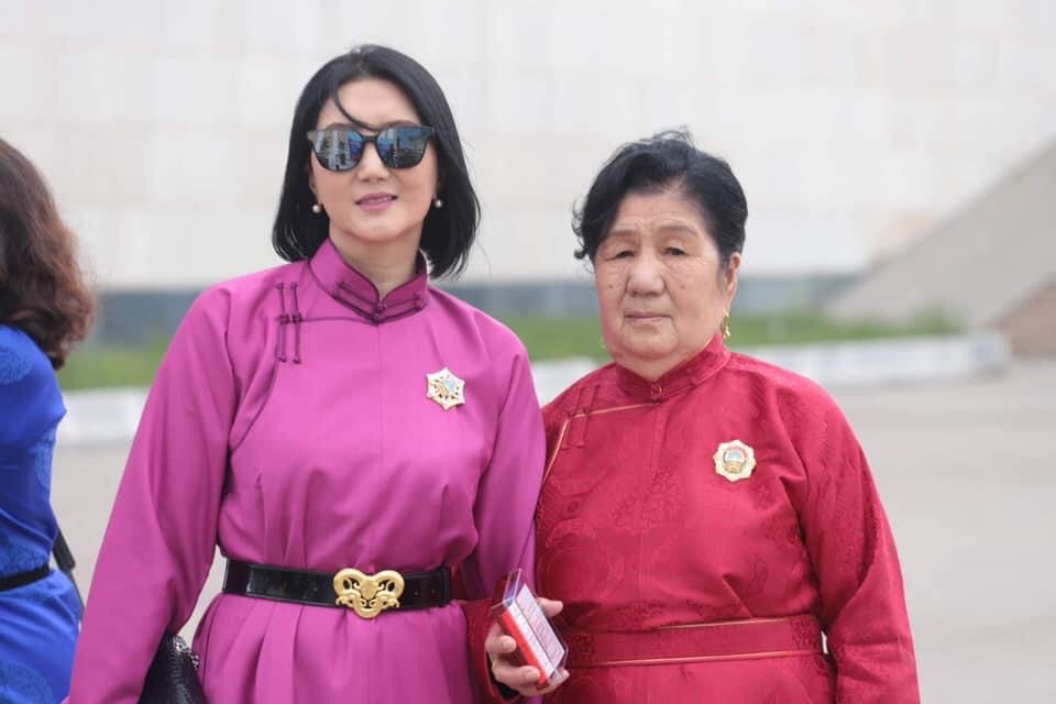 Photo paparazzi ••• Ээж охин хоёр нэг өдөр хамтдаа Төрийн дээд одон медаль хүртэж буй нь хамгийн нандин мөч...
