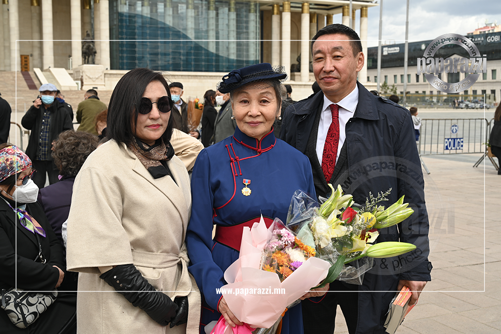 Photo paparazzi ••• Photo paparazzi ••• 72 настай МУГЖ болсон А.Цэгмэд гуайн хүү нэвтрүүлэгч Ч.Идэрчулуун