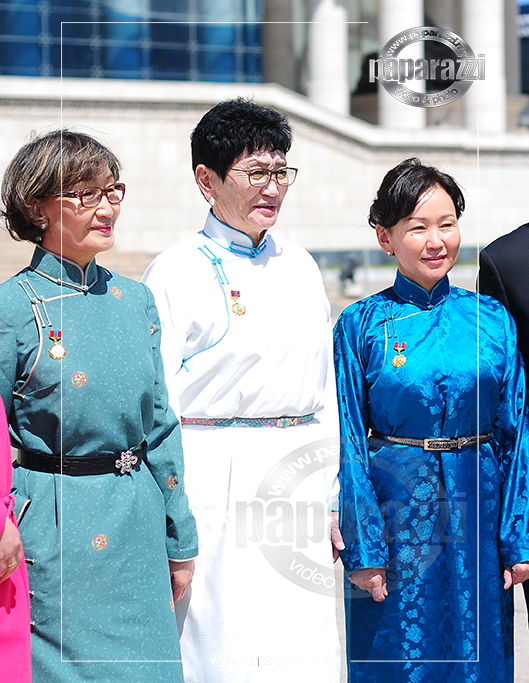 Photo paparazzi ••• А.Амбасэлмааг Монгол Улсын гавьяат эмч цолоор шагналаа