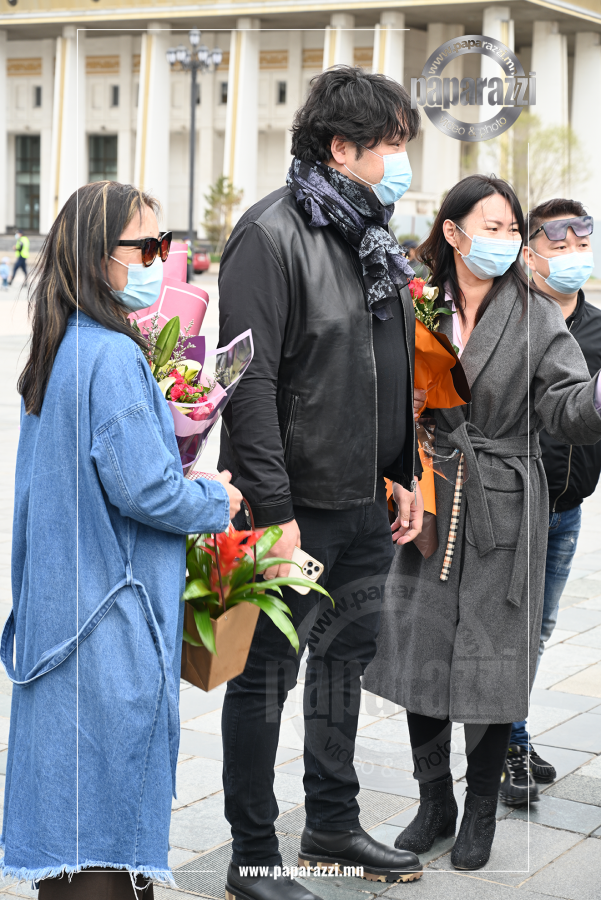 Photo paparazzi ••• Дэлхийн дуучин эх орондоо ирсэн нь манай папараццид өртлөө