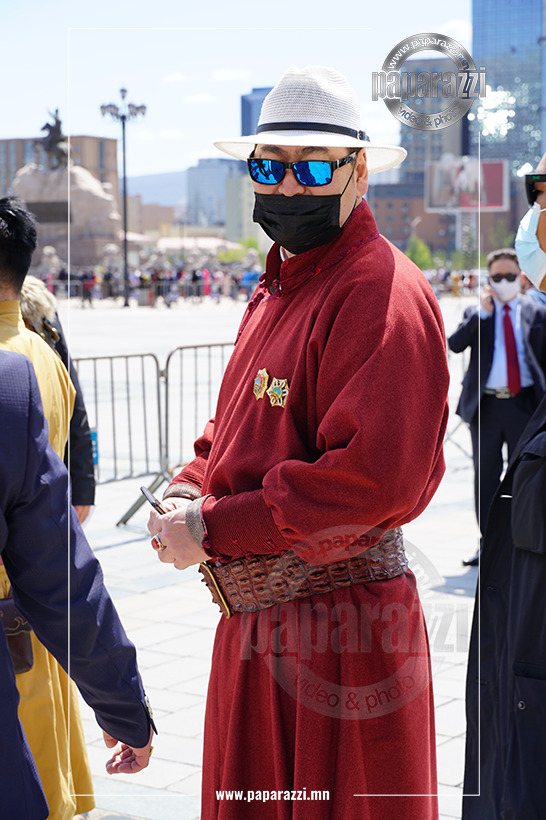 Photo paparazzi ••• М.Түвшинхүү : Би театртаа чин үнэнч хүн.  Үр хүүхдүүд маань аавыгаа “Театр хэмээх ариун сүмд үнэнч хүн байсан шүү” гэж бахархаж, дурсаарай гэж хүсдэг