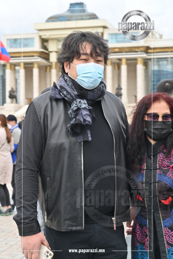 Photo paparazzi ••• Дэлхийн дуучин эх орондоо ирсэн нь манай папараццид өртлөө