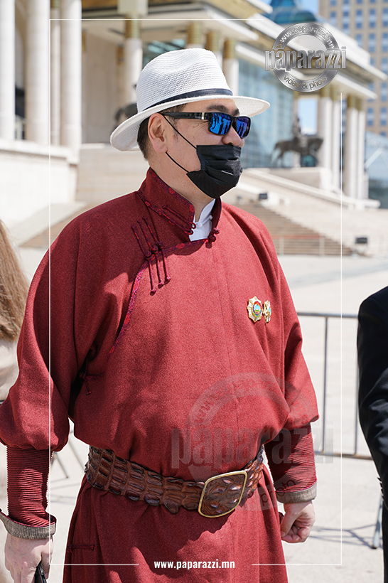 Photo paparazzi ••• М.Түвшинхүү : Би театртаа чин үнэнч хүн.  Үр хүүхдүүд маань аавыгаа “Театр хэмээх ариун сүмд үнэнч хүн байсан шүү” гэж бахархаж, дурсаарай гэж хүсдэг