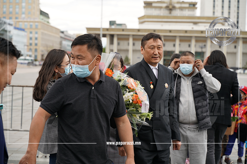 Photo paparazzi ••• Таван Богд Группийн Ерөнхийлөгч Ц.Баатарсайхан “Хөдөлмөрийн баатар” боллоо