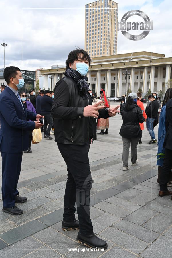 Photo paparazzi ••• Дэлхийн дуучин эх орондоо ирсэн нь манай папараццид өртлөө