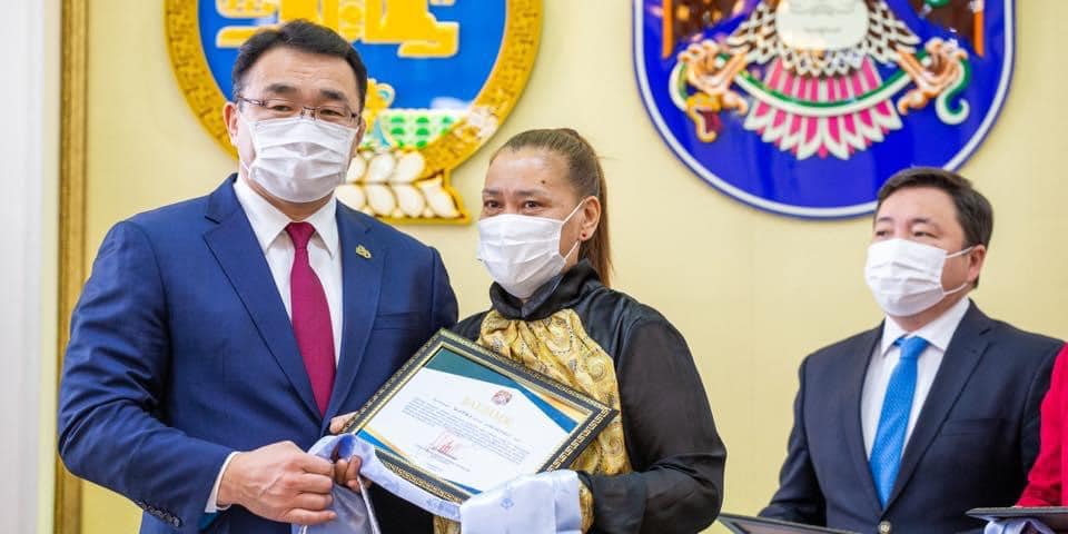 Зургаан сувилагчид түрээслээд өмчлөх орон сууцны батламж гардууллаа