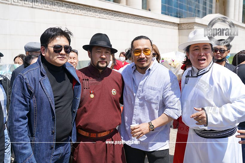 Photo Paparazzi•••УДЭТ-ийн жүжигчин Сугарын БОЛД-ЭРДЭНЭ Монгол Улсын гавьяат жүжигчин цолоор энгэрээ мялаалаа