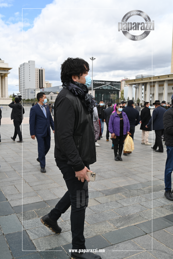 Photo paparazzi ••• Дэлхийн дуучин эх орондоо ирсэн нь манай папараццид өртлөө