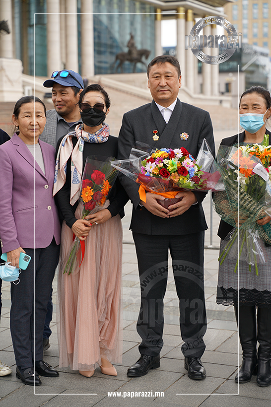 Photo paparazzi ••• Таван Богд Группийн Ерөнхийлөгч Ц.Баатарсайхан “Хөдөлмөрийн баатар” боллоо