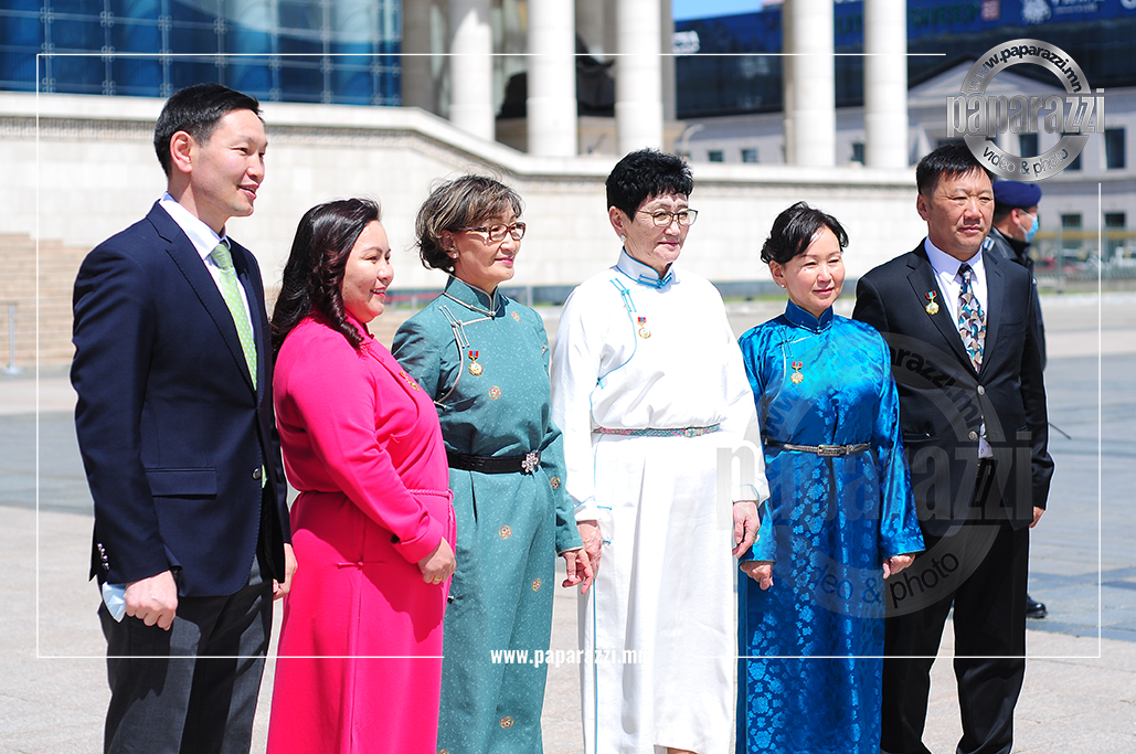 Photo paparazzi ••• А.Амбасэлмааг Монгол Улсын гавьяат эмч цолоор шагналаа