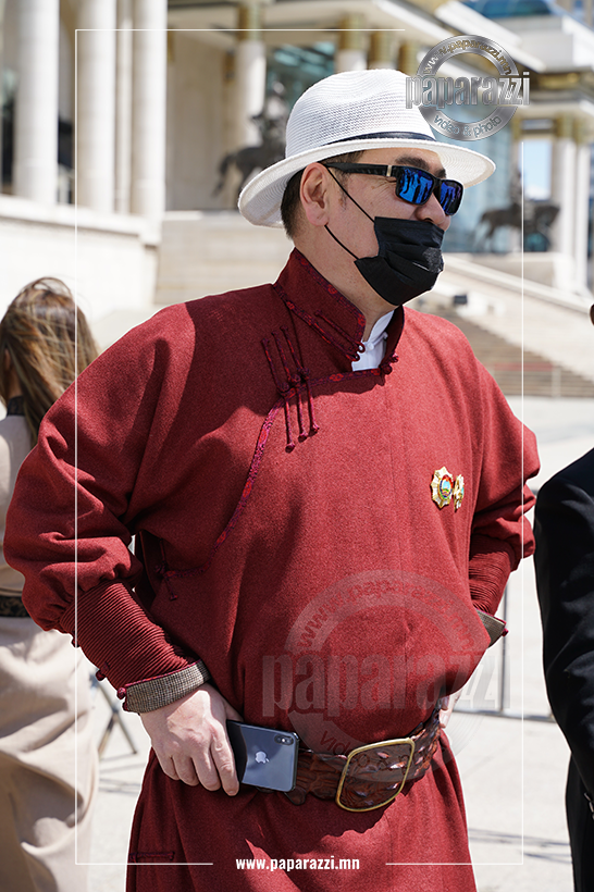 Photo paparazzi ••• М.Түвшинхүү : Би театртаа чин үнэнч хүн.  Үр хүүхдүүд маань аавыгаа “Театр хэмээх ариун сүмд үнэнч хүн байсан шүү” гэж бахархаж, дурсаарай гэж хүсдэг