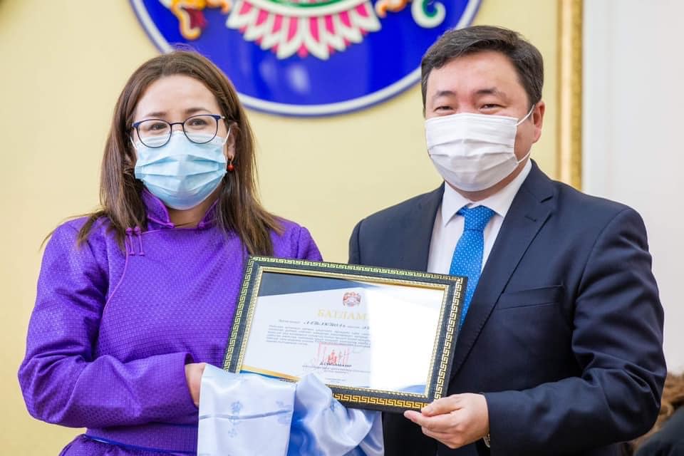 Зургаан сувилагчид түрээслээд өмчлөх орон сууцны батламж гардууллаа