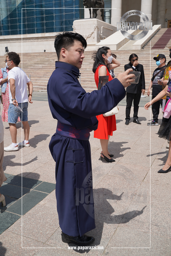 Photo paparazzi ••• Дуучин Я.Гэрэлчулуун Чингис хаан хамтлагийн улаан 