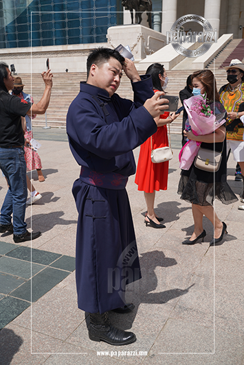 Photo paparazzi ••• Дуучин Я.Гэрэлчулуун Чингис хаан хамтлагийн улаан 