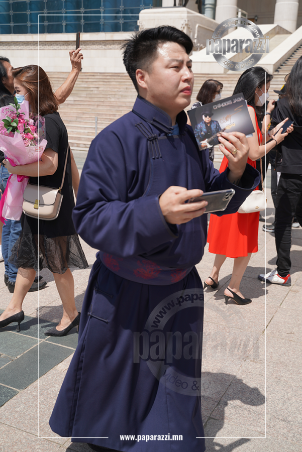 Photo paparazzi ••• Дуучин Я.Гэрэлчулуун Чингис хаан хамтлагийн улаан 