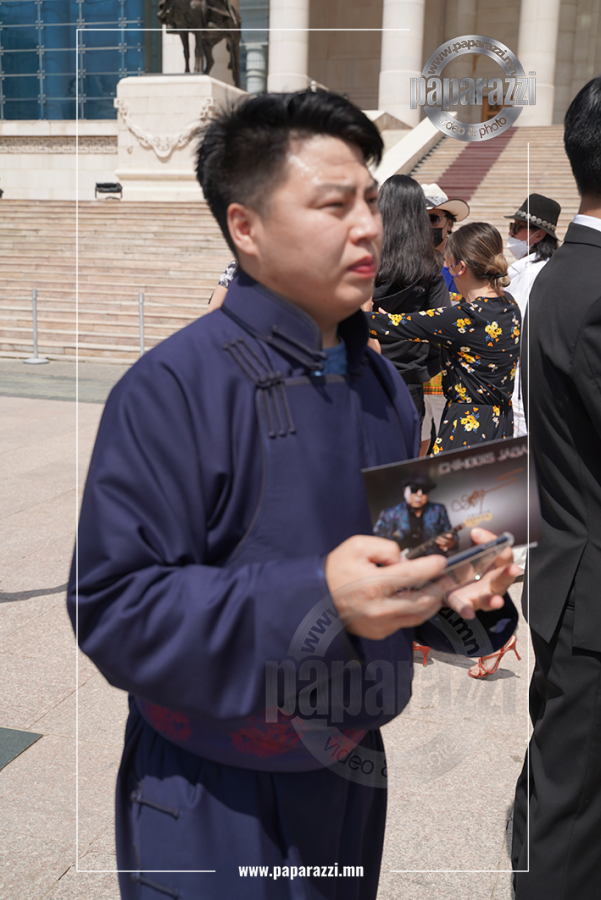 Photo paparazzi ••• Дуучин Я.Гэрэлчулуун Чингис хаан хамтлагийн улаан 