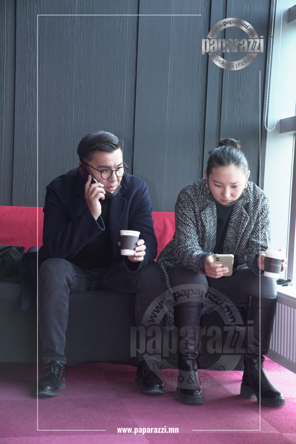 Photo paparazzi ••• Ургамалын хаан Хунчирын нүүр царай Лодой гэр бүлийн хамт манай папараццид өртлөө