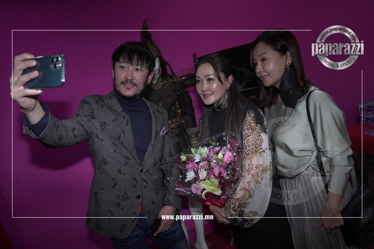 Photo paparazzi •••“Хотулун гүнж” уран сайхны кино​ Netflix -д Монголоос анх удаагаа гарахаар болжээ
