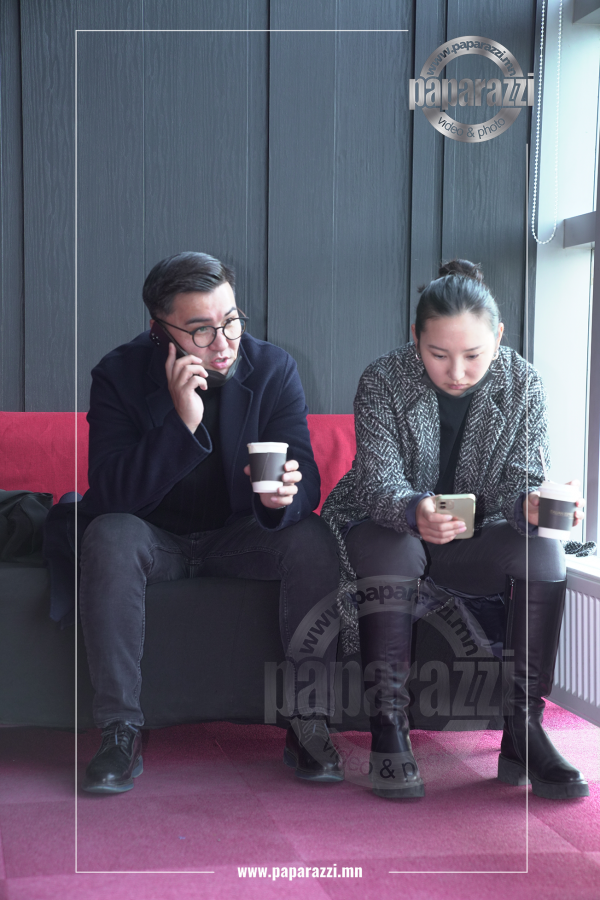 Photo paparazzi ••• Ургамалын хаан Хунчирын нүүр царай Лодой гэр бүлийн хамт манай папараццид өртлөө