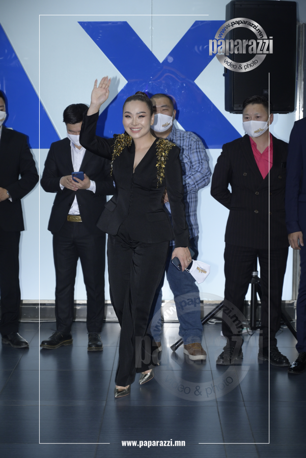 Photo paparazzi ••• O couture брэндийн тансаг хослолоор гангарсан жүжигчин