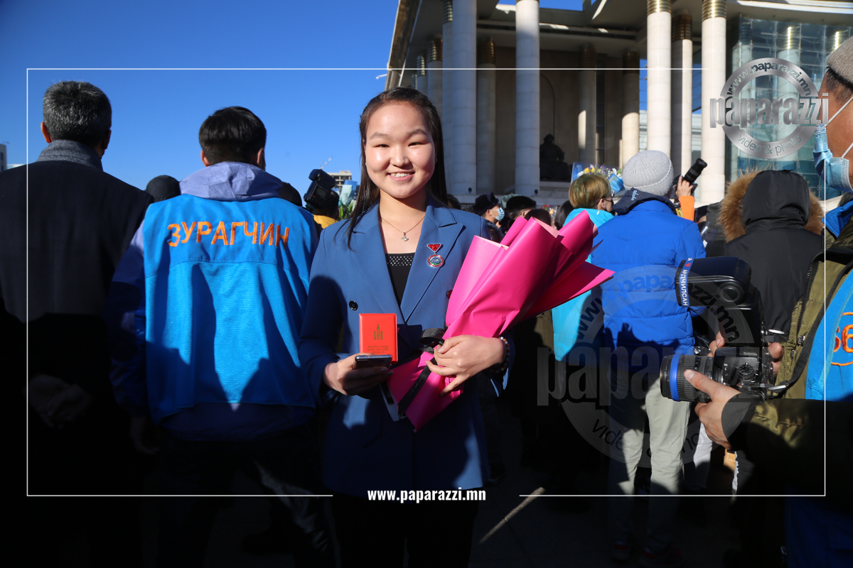 Photo paparazzi ••• Ширээний теннисний спортоор Монгол Улсаас анх удаа олимпын наадамд оролцсон Б.Болор-Эрдэнэ Хөдөлмөрийн хүндэт медалиар энгэрээ мялаалаа