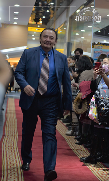 Photo Paparazzi ••• Найруулагч Ц.Хүсэлбаатар кинондоо гэр бүлийнхэнээ бүгдийг нь тоглуулжээ