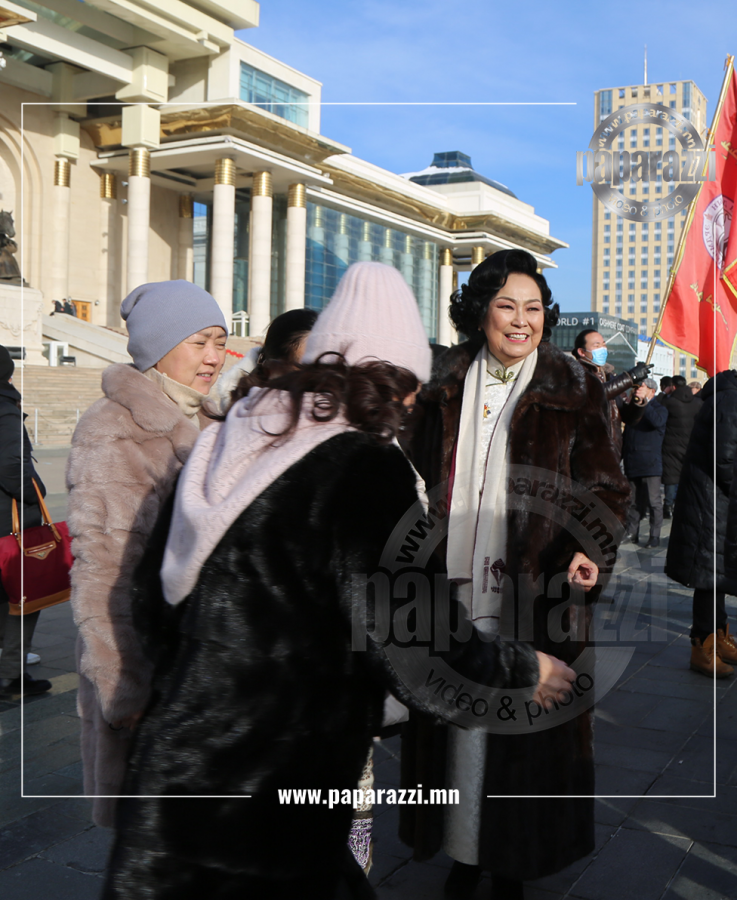 Photo Paparazzi ••• Н.Сувд: Ахмадууддаа, үзэгч та бүхэндээ БАЯРЛАЛАА