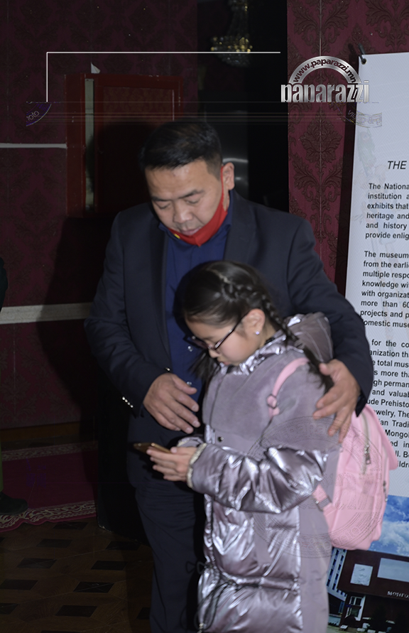 Photo paparazzi ••• Жүжигчин Аглуугийн фен охин