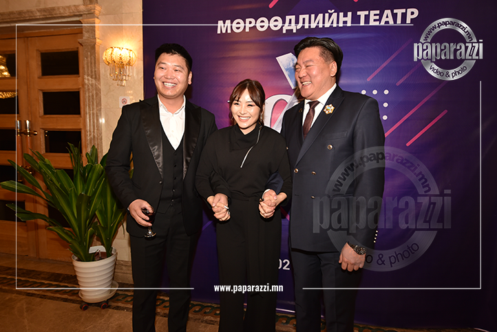 Photo Paparazzi •••  Эрхэмбаяр Онон нар гар гараасаа хөтөлсөн нь одоог хүртэл “эхнэр нөхрийн харилцаатай хэвээрээ ...