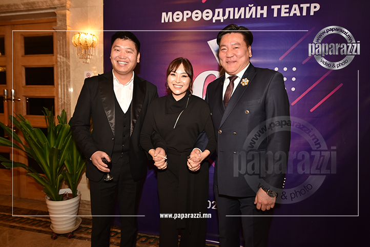 Photo Paparazzi •••  Эрхэмбаяр Онон нар гар гараасаа хөтөлсөн нь одоог хүртэл “эхнэр нөхрийн харилцаатай хэвээрээ ...