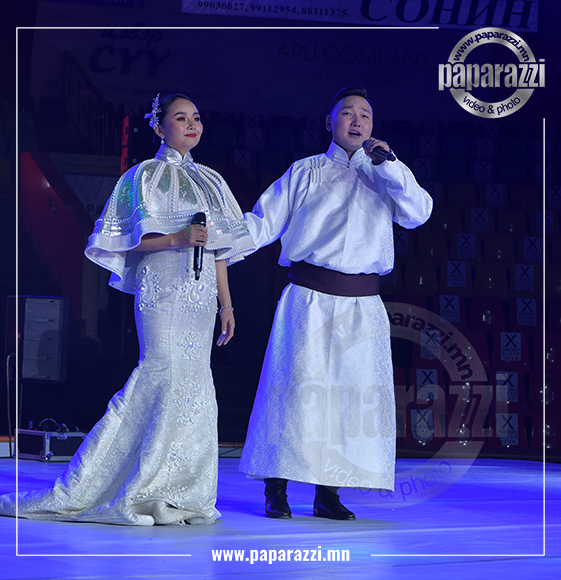 Photo Paparazzi ••• Жилийн өмнө ГУРАВ дахь хүүхдээ өлгийдөн авсан ч тэд уран бүтээлээ хийсээр явна