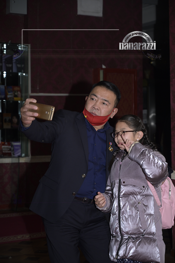 Photo paparazzi ••• Жүжигчин Аглуугийн фен охин