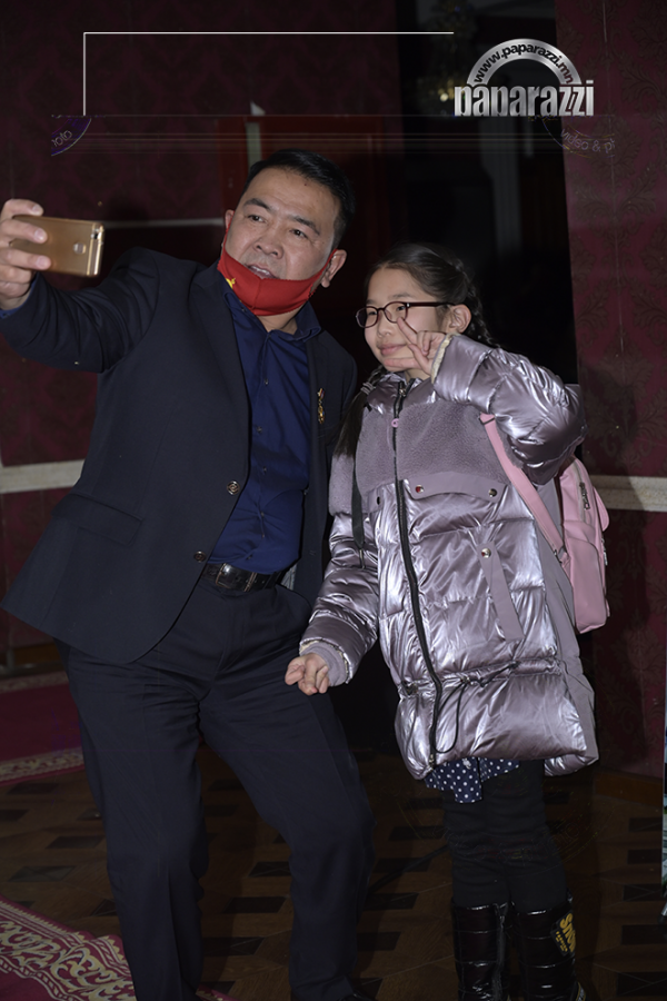 Photo paparazzi ••• Жүжигчин Аглуугийн фен охин