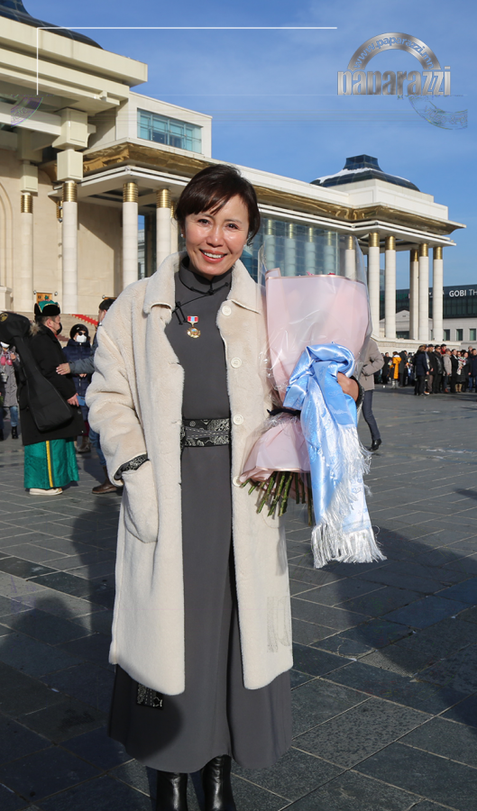 Photo Paparazzi ••• Гавьяат жүжигчин Ц.Баясгалан: Миний энэ шагналыг тэнгэрийн орноос Ц.Гантөмөр багш маань,  хайртай Б.Баатар найруулагч маань хараад маш их баярлаж байгаа