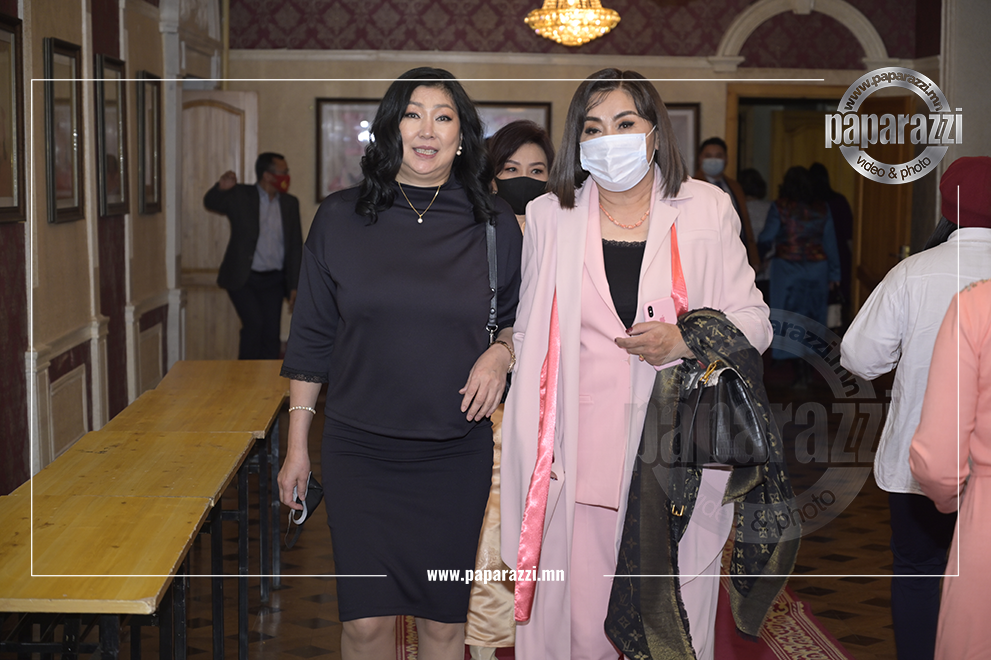 Photo paparazzi ••• Жүжигчин О.Энхтуул  Герман нөхрөөсөө албан ёсоор салж, эх орондоо амьдрахаар иржээ