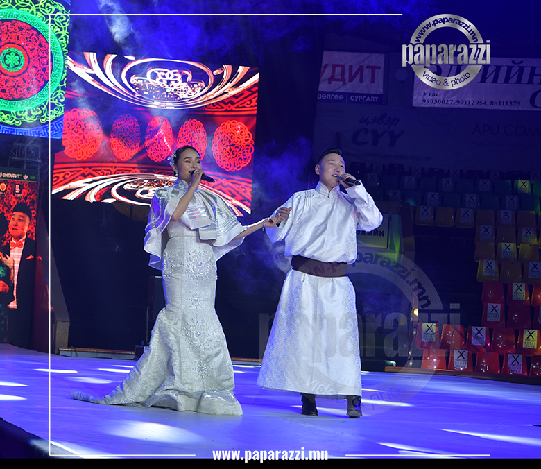 Photo Paparazzi ••• Жилийн өмнө ГУРАВ дахь хүүхдээ өлгийдөн авсан ч тэд уран бүтээлээ хийсээр явна