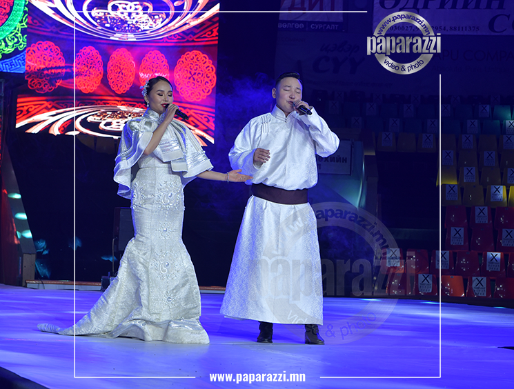 Photo Paparazzi ••• Жилийн өмнө ГУРАВ дахь хүүхдээ өлгийдөн авсан ч тэд уран бүтээлээ хийсээр явна