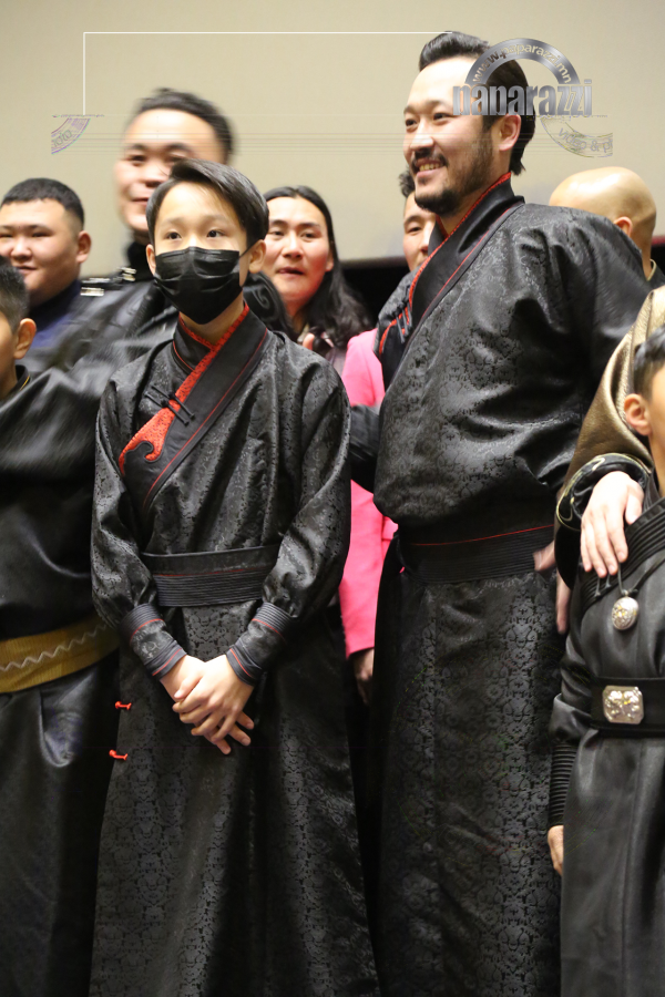 Photo Paparazzi ••• “Эмоци” продакшны Темка хүүтэйгээ ТҮҮХЭН дүр бүтээжээ