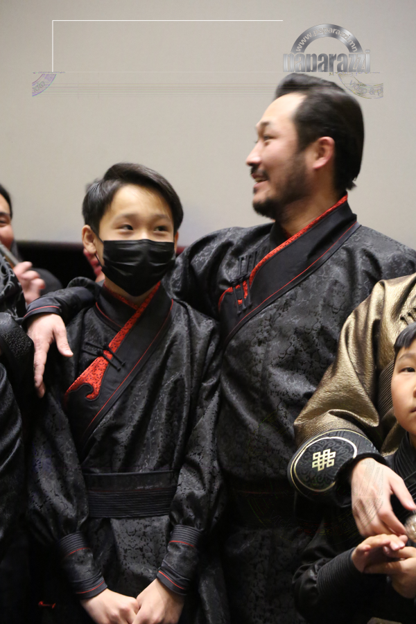 Photo Paparazzi ••• “Эмоци” продакшны Темка хүүтэйгээ ТҮҮХЭН дүр бүтээжээ