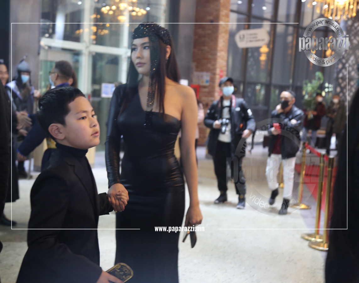 Photo Paparazzi ••• Түүхэн кинонд дүрээ мөнхөлсөн Энгүүн найз залуутайгаа нээлтэнд ирсэн нь папараццид өртлөө