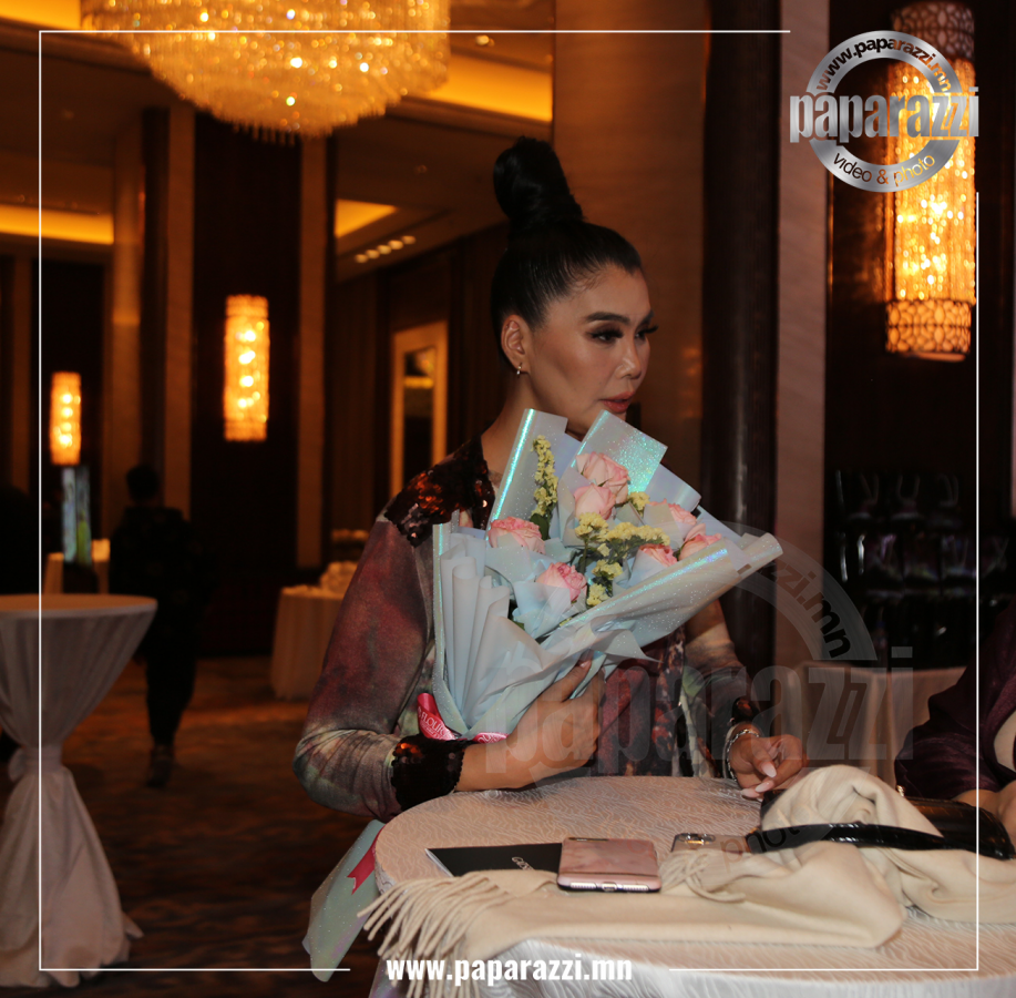 Photo Paparazzi ••• 50 насны босго давсан хойноо ч реклам, клипний саналд дарагдсаар л явна