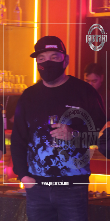 Photo Paparazzi ••• Гитарчин Өөжгий алдарт LV брэндийн цамцаар хаа сайгүй л гангарч явна