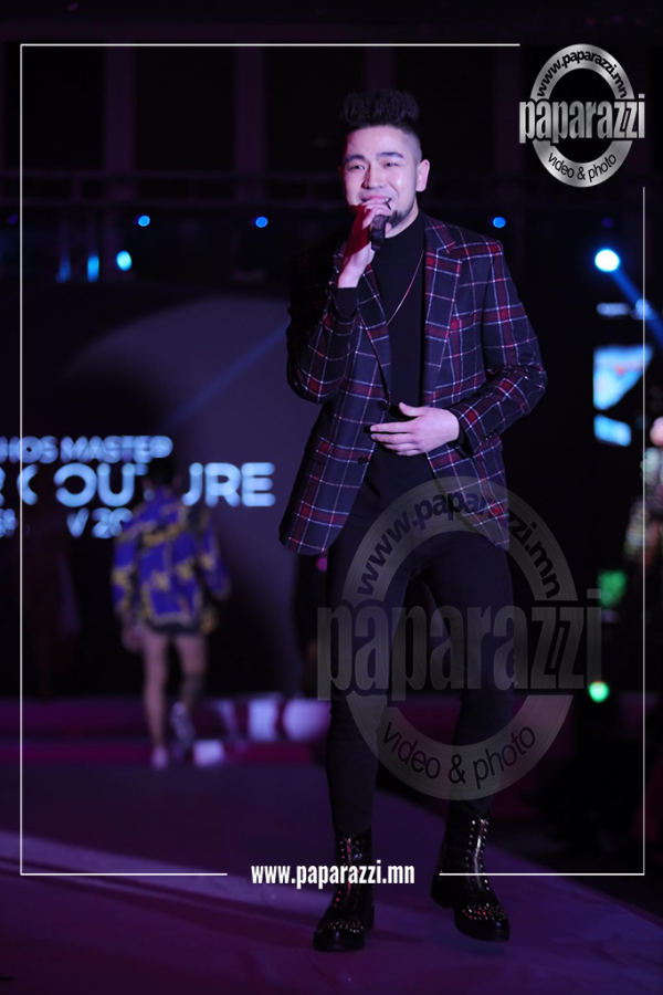 Photo Paparazzi ••• Охид залуусын харцыг булаасан дуучин УРЛАГТ хөл тавьлаа