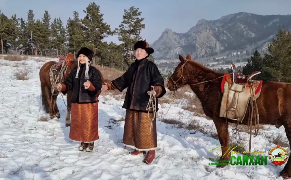 Photo Paparazzi ••• Дуучин Б.Болд, Х.Мөнгөнцэцэг нар шинэ дууныхаа  клипэнд гурван хүүхдээ тоглуулжээ